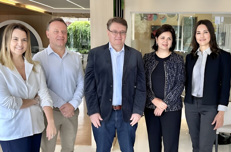 Vanessa Scaff, gerente regional da Vanguard; Marcelo Kenchikoski, gerente regional da Plaenge; Edison Holzmann, diretor do Grupo Plaenge; Valéria Gabas, Superintentende da Plaenge e Daniela Soares, gerente regional de Desenvolvimento Urbano da Plaenge