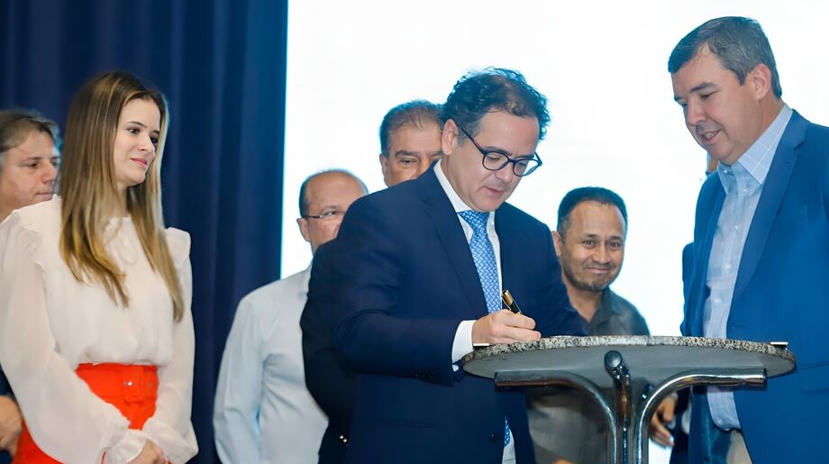 Bitto Pereira (presidente da OAB/MS) e Camila Basso (vice-presidente da OAB/MS) marcam presença em evento do governo para apresentação de propostas de desoneração.