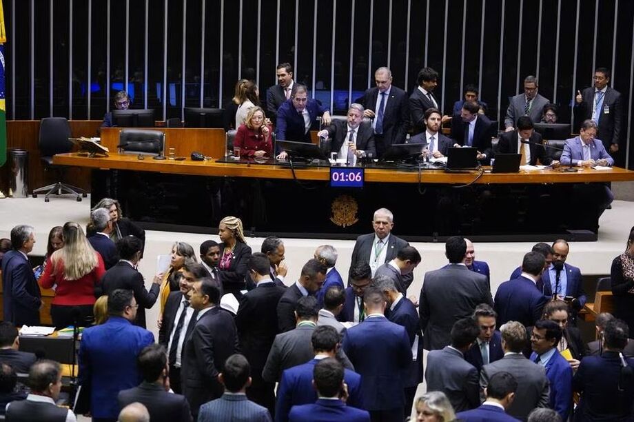 Texto-base do arcabouço fiscal foi aprovado por 372 votos a 108