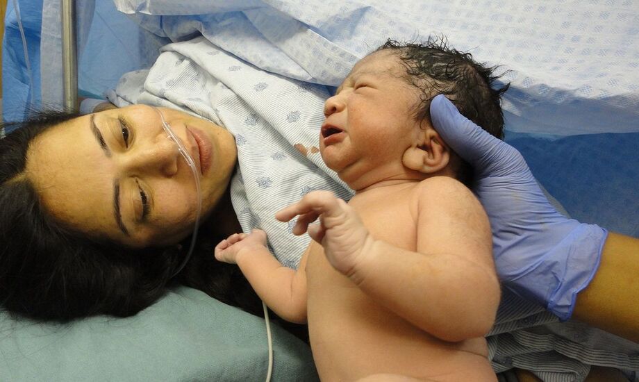 Mãe conhece seu filho após o parto