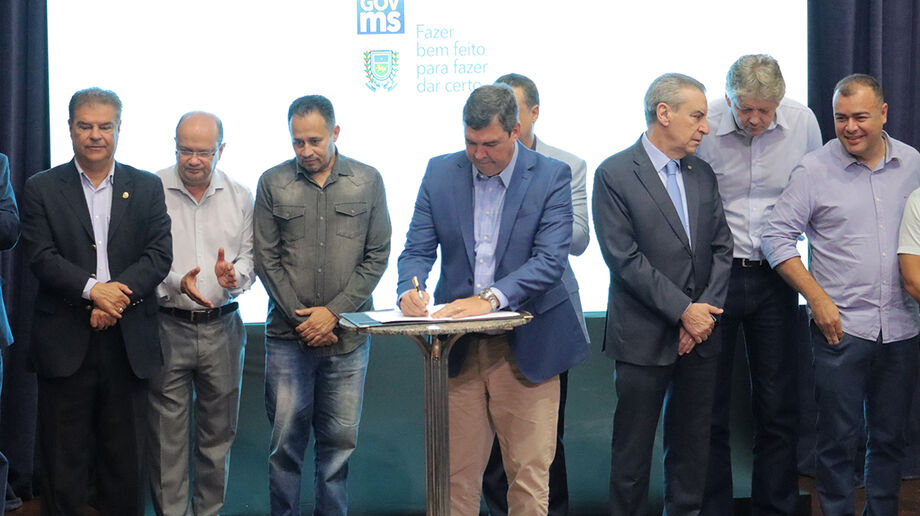 Governador Eduardo Riedel assina medidas de desoneração