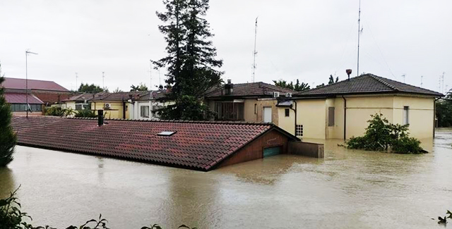 Casas ficaram debaixo d'água com inundações provocadas pelas fortes chuvas na Itália