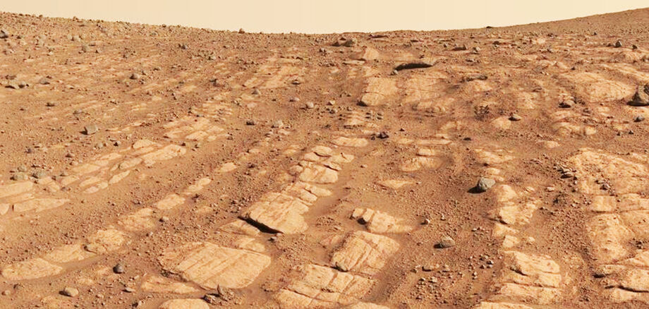 Os cientistas têm certeza de que essas camadas curvas registradas foram formadas por uma água que flui de maneira intensa
