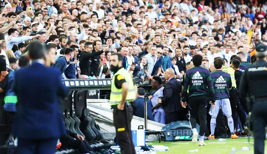 Vinícius Junior deixa o gramado do Mestalla após confusão que resultou na sua expulsão pouco depois de após sofrer ataques racistas