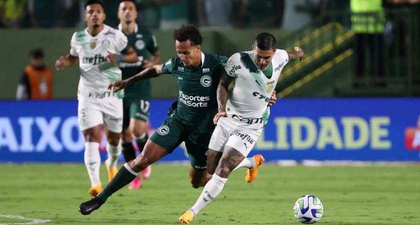 O jogador Dudu, do Palmeiras, disputa bola com o jogador do Goiás, durante partida do Campeonato Brasileiro