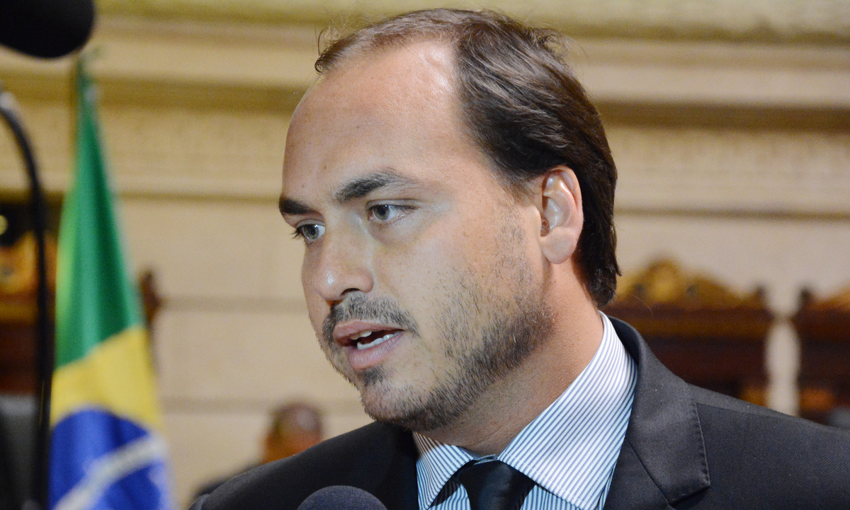 Carlos Bolsonaro, vereador do Rio de Janeiro e filho do ex-presidente Jair Bolsonaro, usou as redes sociais para criticar o governador de Minas Gerais, Romeu Zema, por não apoiar o candidato do PL em Belo Horizonte.