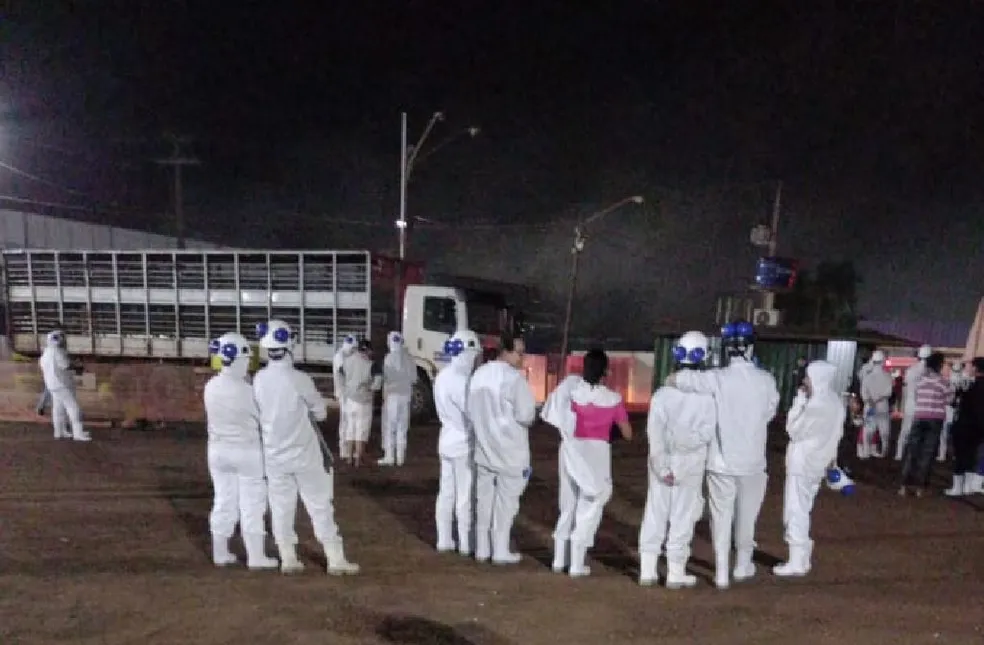 Funcionários do frigorífico da JBS em Dourados, fora da unidade, após o vazamento de amônia