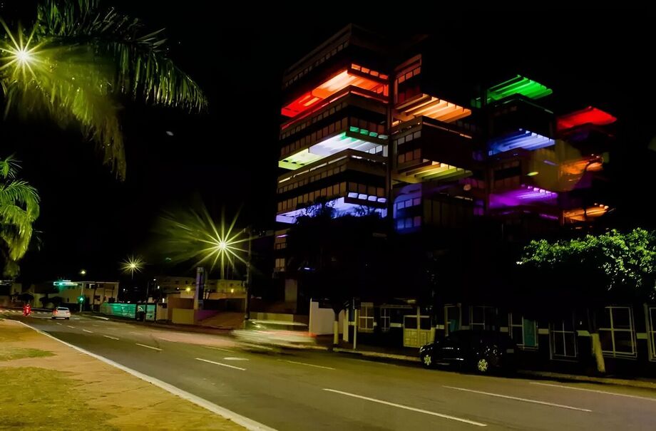 A iluminação distribuída nos andares do Memorial da Cultura Apolônio de Carvalho é a marca de um dia de luta pelo respeito à diversidade.