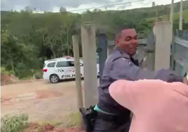 O PM deu um soco na idosa