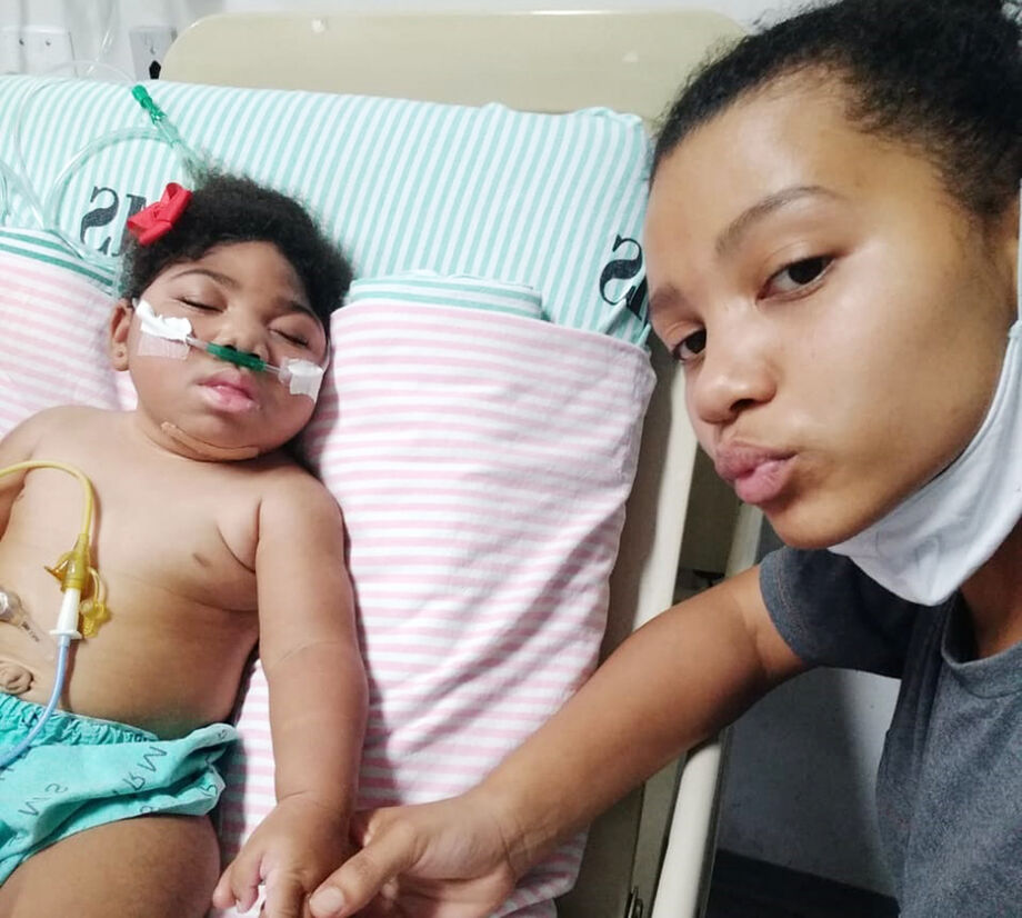 Manuella e sua mãe adotiva