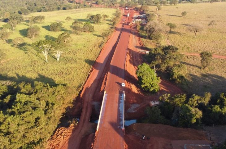 Obra na MS-320 avança com terraplanagem após conclusão de ponte