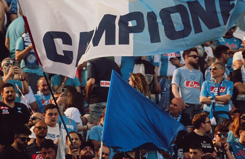 Napoli derrota Fiorentina e conquista título.
