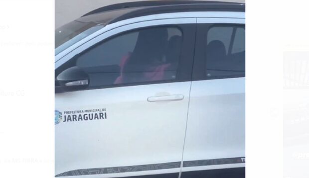 Secretario e assistente da prefeitura de Jaraguari flagrados aos beijos em carro adesivado da prefeitura