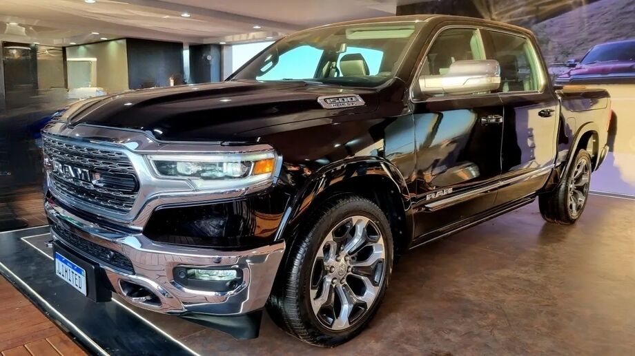 Suspensão a ar com cinco níveis e rodas de aro 22 polegadas são alguns dos destaques da Ram 1500 Limited