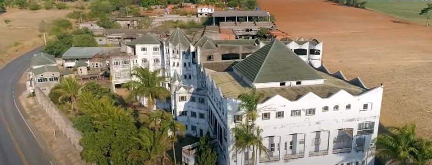 Castelo de José Rico tem mais de 100 quartos e fica localizada às margens da Rodovia Anhanguera (SP-330)