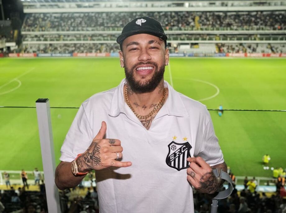 Neymar assiste jogo do Santos na Vila Belmiro.