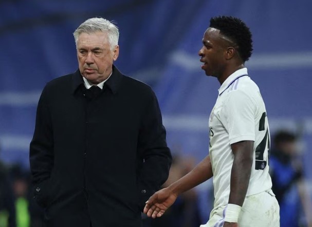 Carlo Ancelotti comanda Vinícius Junior no Real Madrid. CBF pretende reeditar dupla na seleção brasileira