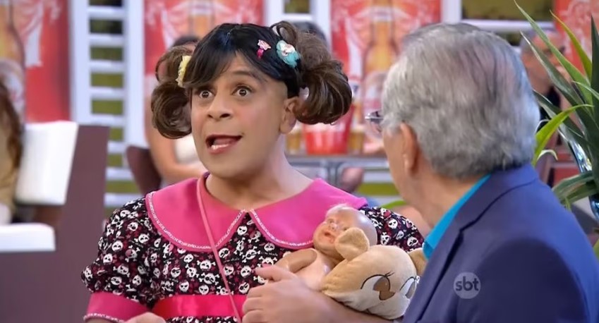Eraldo Fontiny como a personagem Lili ao lado de Carlos Alberto de Nóbrega em 'A Praça É Nossa'