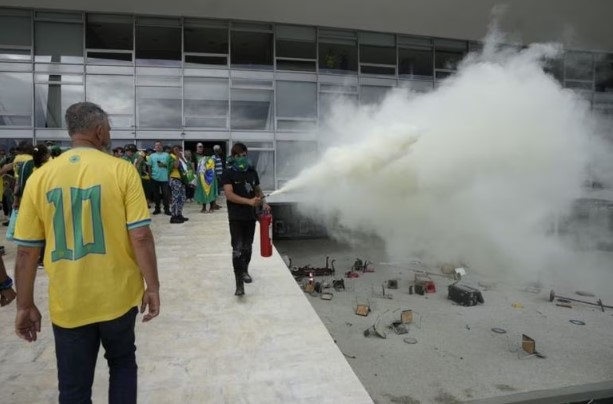 Golpistas sobem rampa do Palácio do Planalto durante invasões em Brasília.