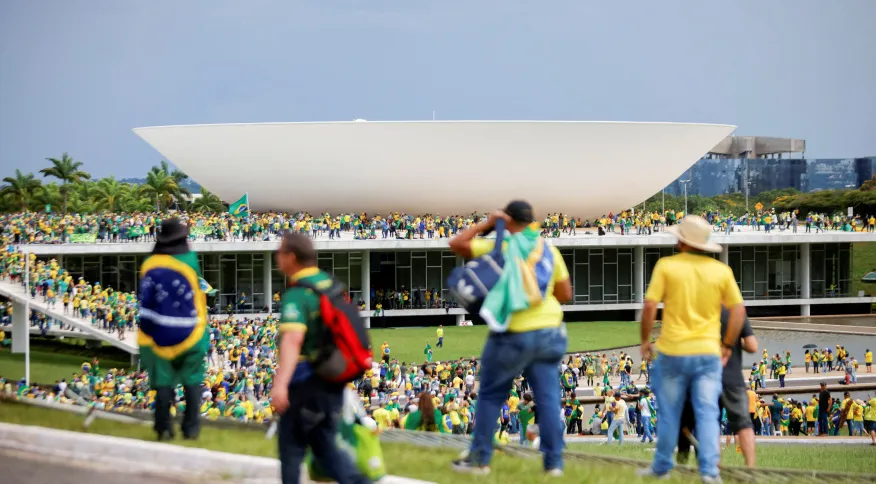 Apoiadores do ex-presidente Jair Bolsonaro do lado de fora do prédio do Congresso Nacional em Brasília, em imagem de 8 de janeiro.