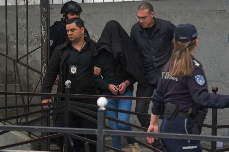 Suspeito de ter matado nove pessoas em um ataque a tiros na escola Vladislav Ribnikar é levado pela polícia em Belgrado, Sérvia