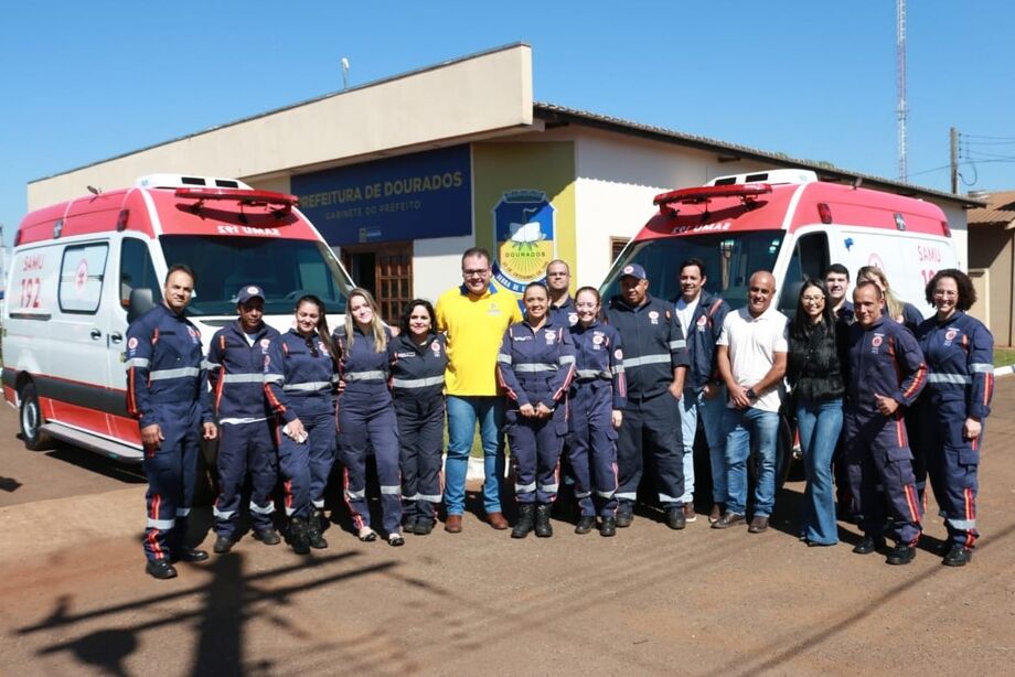 O prefeito de Dourados Alan Guedes realiza a entrega das ambulâncias