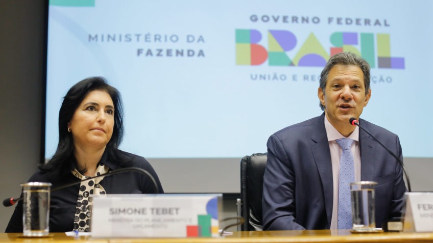 Membros da equipe econômica no escuro sobre detalhes do programa anunciado pelo vice-presidente e ministro da Indústria e Comércio, Geraldo Alckmin; na foto, Simone Tebet (Planejamento) e Fernando Haddad (Fazenda).