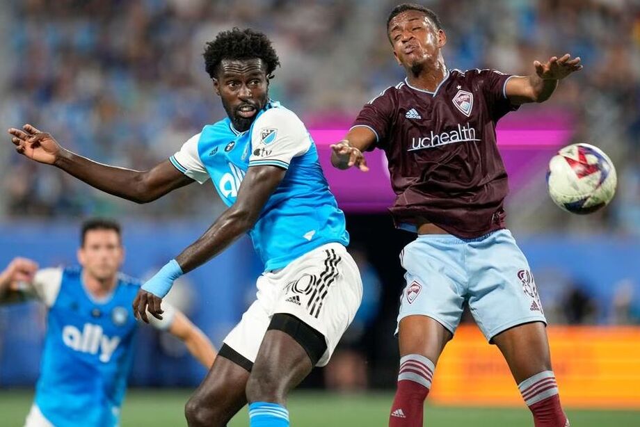 Max Alves (dir.) em ação pelo Colorado Rapids durante jogo contra o Charlotte FC