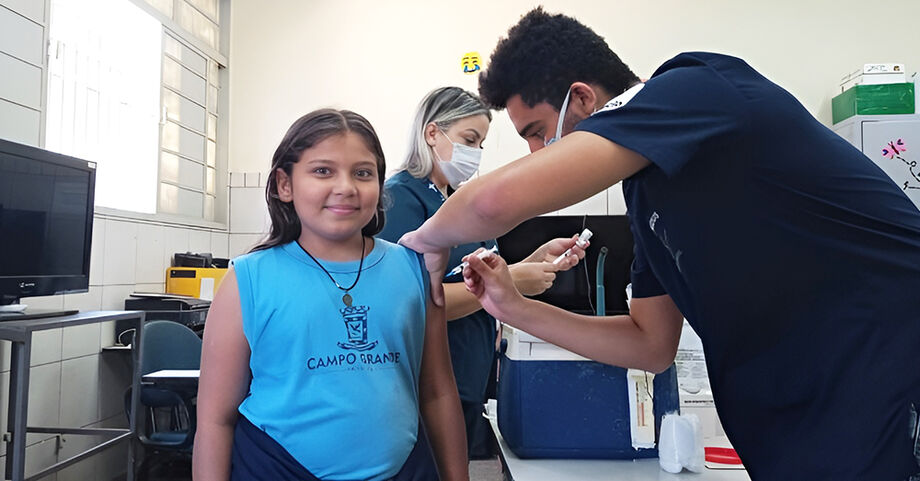 Aluna sendo vacinada