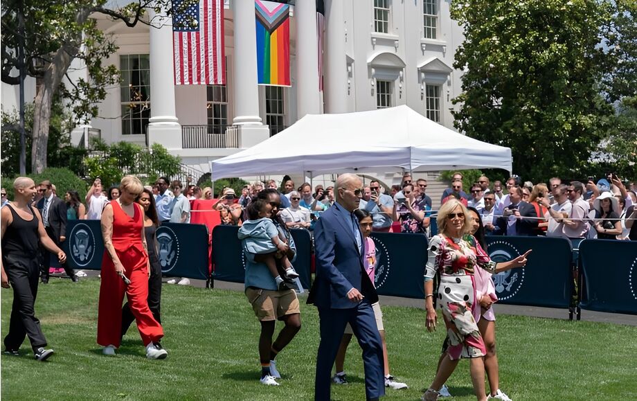 O presidente Joe Biden e a primeira-dama Jill Biden chegam para a celebração do Mês do Orgulho no gramado sul da Casa Branca, sábado, 10, em Washington. Biden sediou o evento para mostrar o apoio do governo à comunidade LGBTQ+.