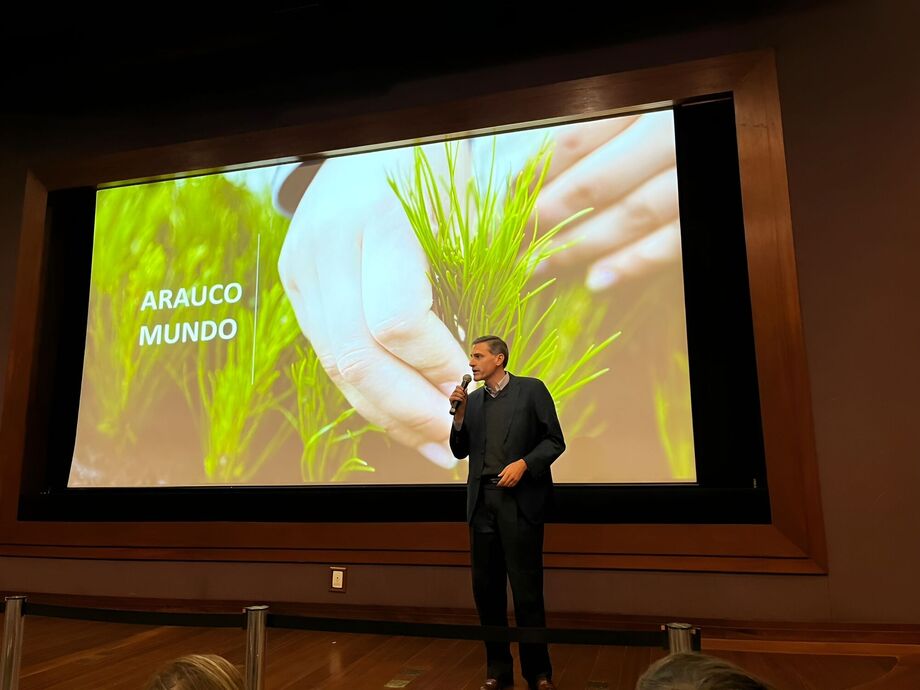 Carlos Altimiras, presidente da Arauco no Brasil,  anuncia detalhes sustentáveis para a construção de uma fábrica de celulose em Inocência, Mato Grosso do Sul, prometendo transformar a economia local.