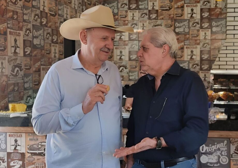 Mario Alberto Kruger discute possibilidades políticas com ex-governador André Puccinelli durante convenção do MDB em Rio Verde.