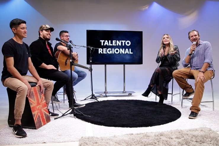 Apaixonados pela música desde crianças e muito incentivo da família, os amigos são também compositores.