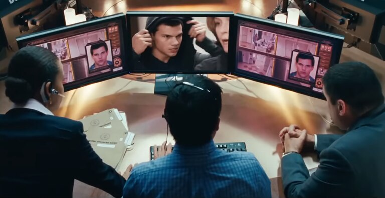 Taylor Lautner (na tela do computador) em cena do filme 'Sem Saída' ('Abduction'), de 2011.