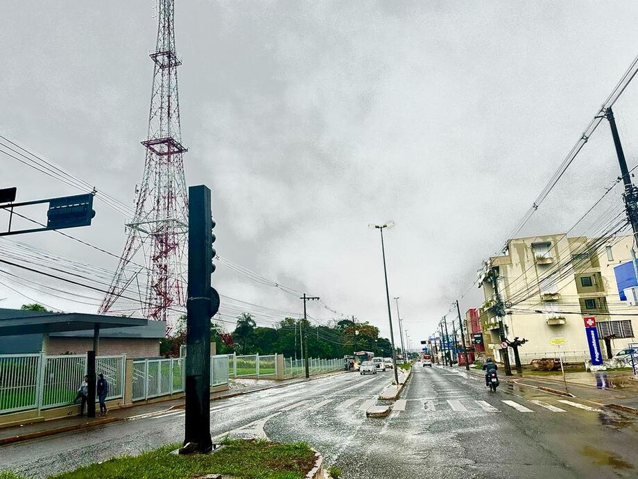 Céu nublado e termômetros marcando 6ºC em Campo Grande surpreendem os moradores.