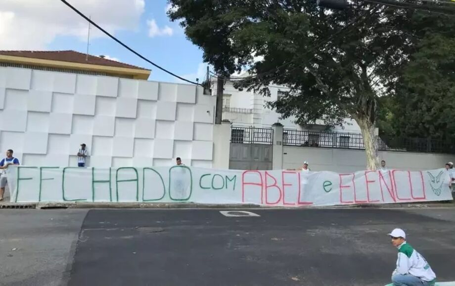Protesto da Mancha Verde em frente à sede da Mancha Verde