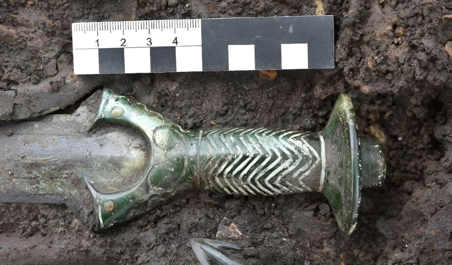Considerado uma descoberta rara, o artefato é um exemplar das espadas de bronze de punho completo, cujo punho octogonal é feito inteiramente de bronze. Acredita-se que espada era uma arma real.