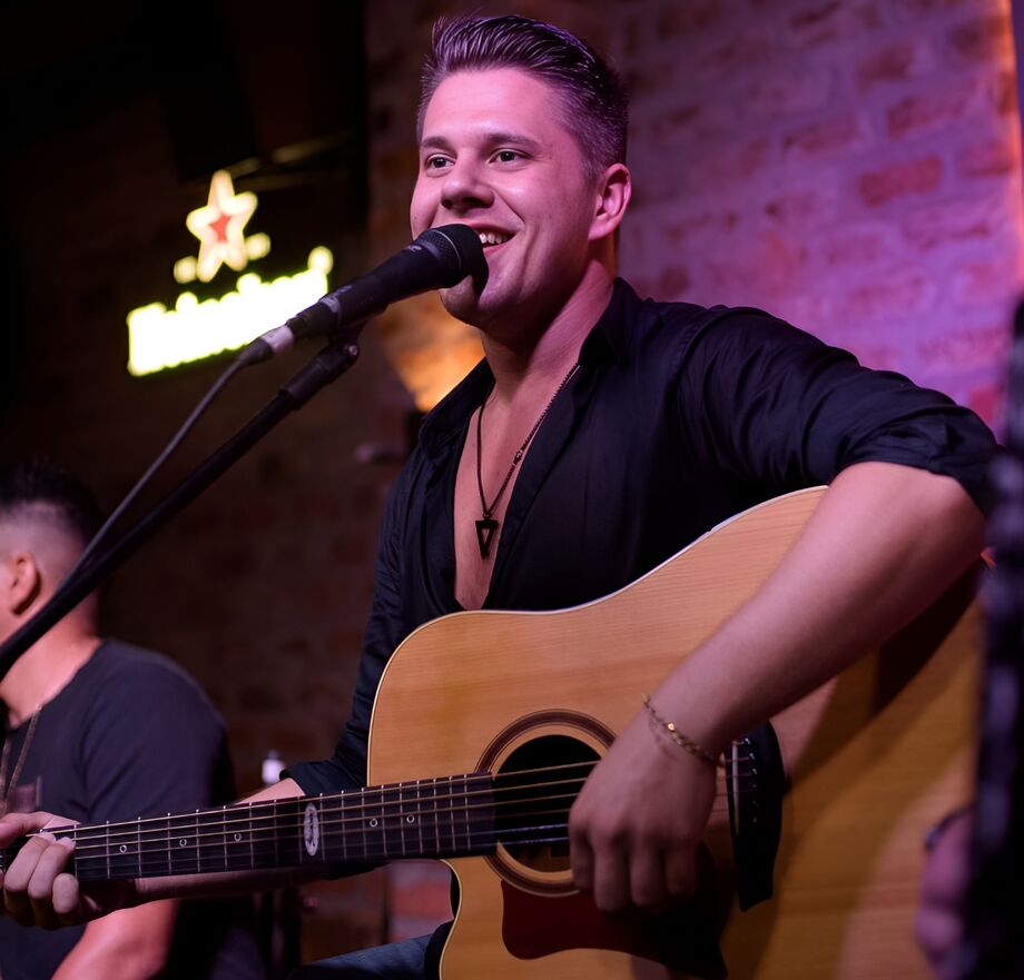 O cantor Junior Ganz