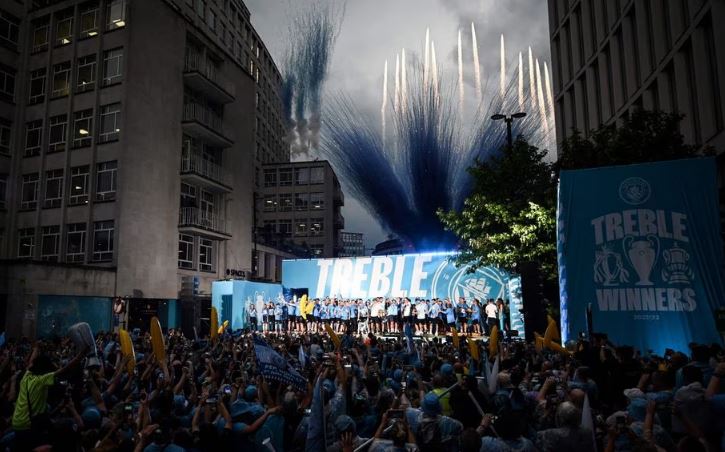 Jogadores do City se encontram com torcedores nas ruas de Manchester após a conquista da Champions