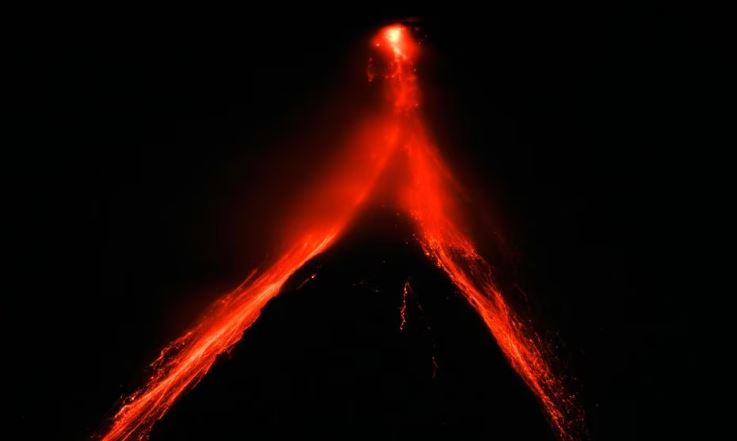 Vulcão Mayon expelindo lava nesta segunda-feira, 12, em foto tirada em Legaspi, província de Albay. A erupção, por enquanto suave, tem risco de expandir e causar uma explosão