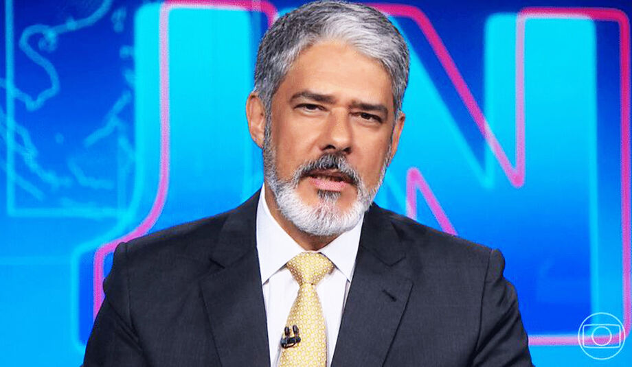 William Bonner se afastou do Jornal Nacional nesta segunda-feira, 18, por causa de uma gripe, sendo substituído por Hélter Duarte ao lado de Renata Vasconcelos.