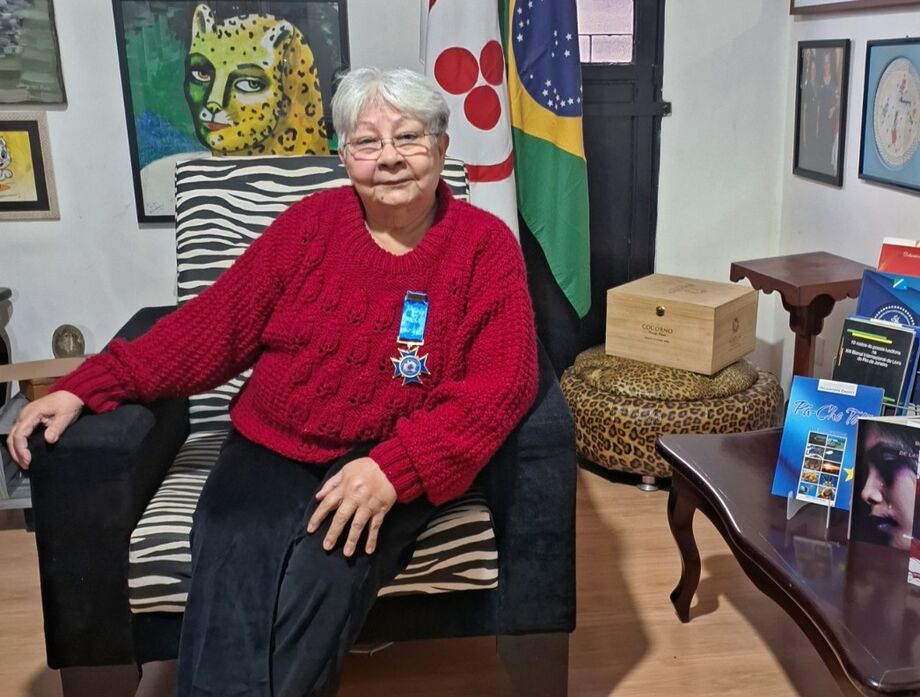 Delasnieve Daspet com os livros que serão apresentados na ABL
