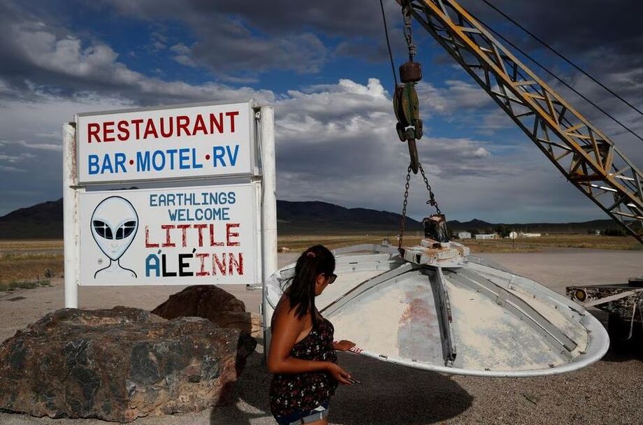 Uma das explicações para falta de dados úteis sobre o óvnis é o estigma que ronda o tema. Na foto, uma mulher olha para uma exibição sobre óvnis fora do Little A'Le'Inn, em Rachel, Nevada, a cidade mais próxima da Área 51, em 2019.