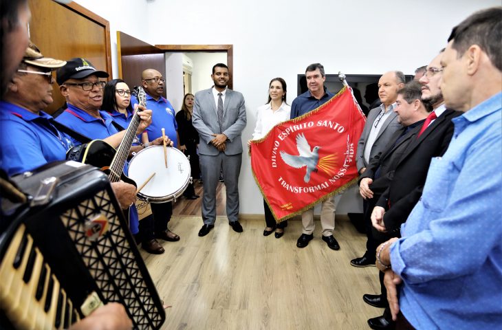 Governador recebe a bandeira do Divino Espírito Santo