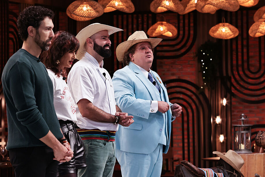 Paulo Machado ao lado dos chefs do reality culinário da Band