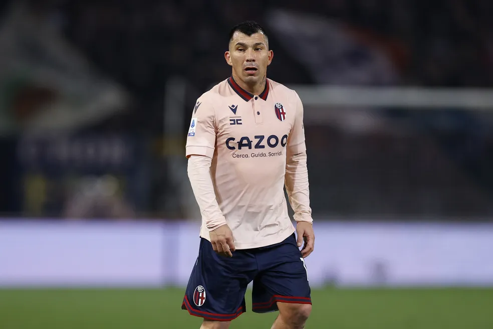 Volante Gary Medel em ação pelo Bologna