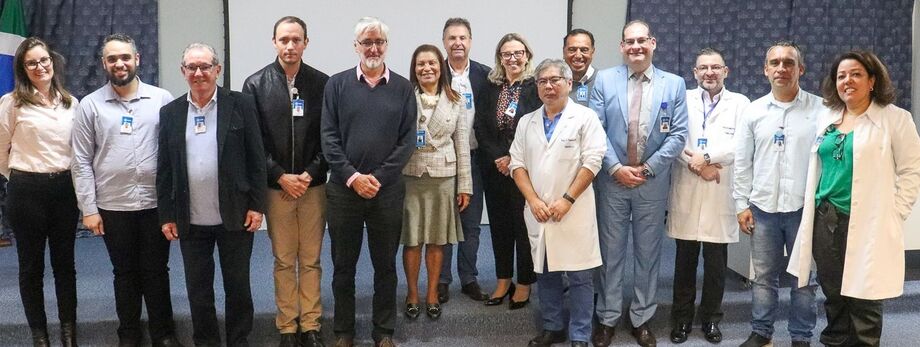 A equipe de pesquisa do Hospital Sírio-Libanês visita a Santa Casa de Campo Grande para compartilhar informações sobre um estudo inovador focado na prevenção da epilepsia pós-traumática.