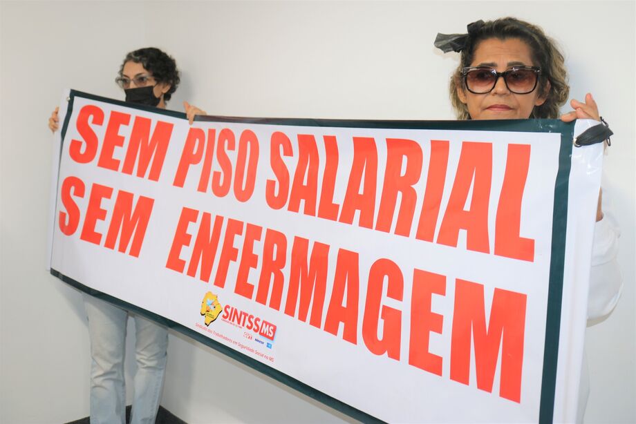Faixas foram levadas à sessão da Assembleia Legislativa na manhã desta terça-feira (27/06)
