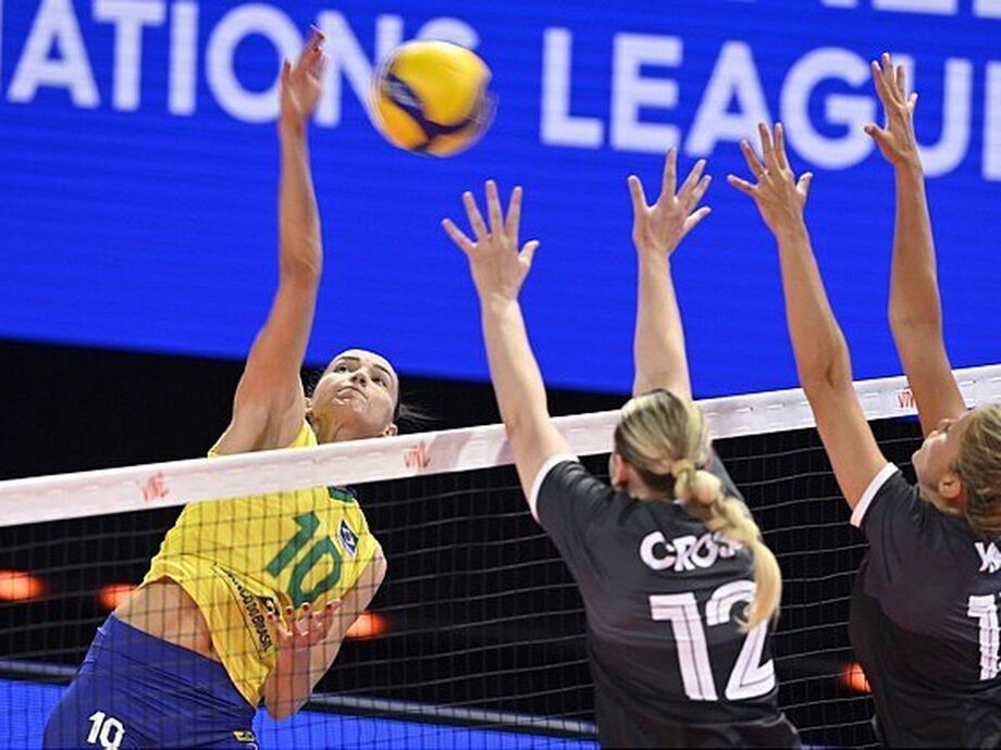 Seleção feminina de vôlei oscila demais e perde do Canadá na Liga das Nações