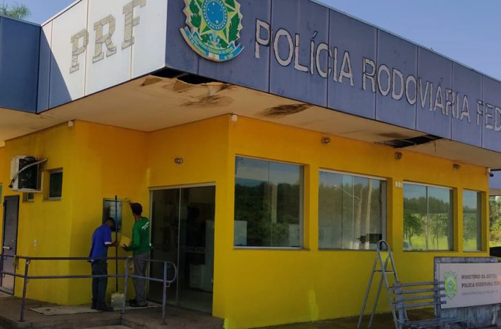 Reeducandos da Colônia Penal Industrial Paracelso de Lima Vieira Jesus trabalham na reforma de uma unidade da PRF